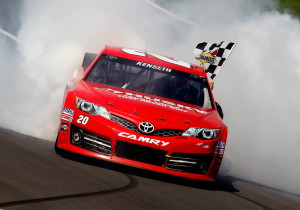 Matt-Kenseth-checkered-flag-kansas2