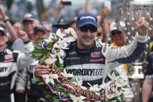 Tony Kanaan mit den verdienten Milchspuren (C) Shawn Gritzmacher/IndyCar Media