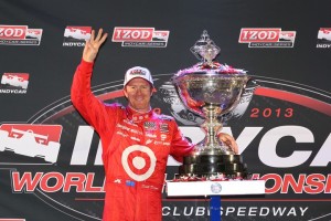 Scott Dixon mit der Trophäe (C) IndyCar Media/Chris Jones