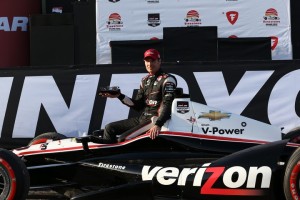 Will Power mit "Siegerpokal" (c) Chris Jones/IndyCar Media