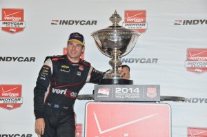 Will Power mit seiner Trophäe (c) Chris Owens/IndyCar Media