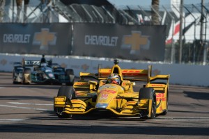 Ryan Hunter-Reay vor Luca Filippi (c) John Cote/IndyCar Media