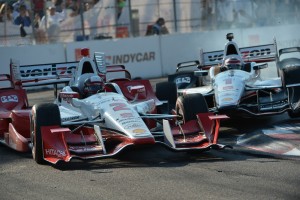 Kolission von Power und Montoya in Runde 100 (c) John Cote/IndyCar Media