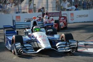 Beschädigte Flügelkonstruktion am Honda von Simona de Silvestro (c) John Cote/IndyCar Media