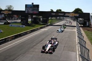 Helio Castroeneves führt vor James Hinchcliffe (c) Chris Jones/IndyCar Media