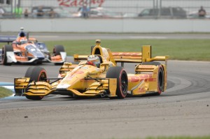 Ryan Hunter-Reay noch vor Charlie Kimball (c) Dana Garrett(IndyCar Media