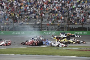 Chaos in Kurve 1 (c) Jim Haines/IndyCar Media