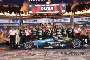 Scott Dixon und sein Team (c) Chris Owens/IndyCar Media