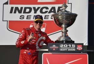 Scott Dixon mit seiner Trophäe (c) John Cote/IndyCar Media