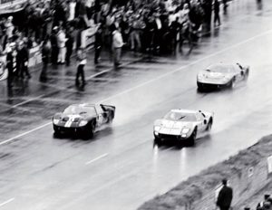 Die Zieleinfahrt in Le Mans 1966, links das Siegerauto von McLaren / Amon