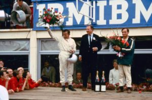 Bruce McLaren, Henry Ford II. und Chris Amon auf dem Siegerpodest, Le Mans 1966