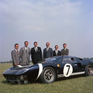 Ford-Motorsport-Boss Leo Beebe und das Entwicklerteam mit dem GT40, 1965