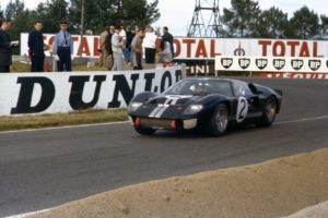 Der GT40 von Bruce McLaren und Chris Amon auf dem Weg zum Le Mans-Sieg 1966