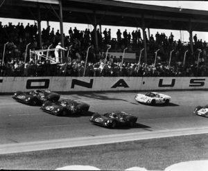 Arrivo trionfale delle Ferrari con la conquista dei primi tre posti nella 24 Ore di Daytona 1967. L'auto n. 26 era stata iscritta dalla Nart.