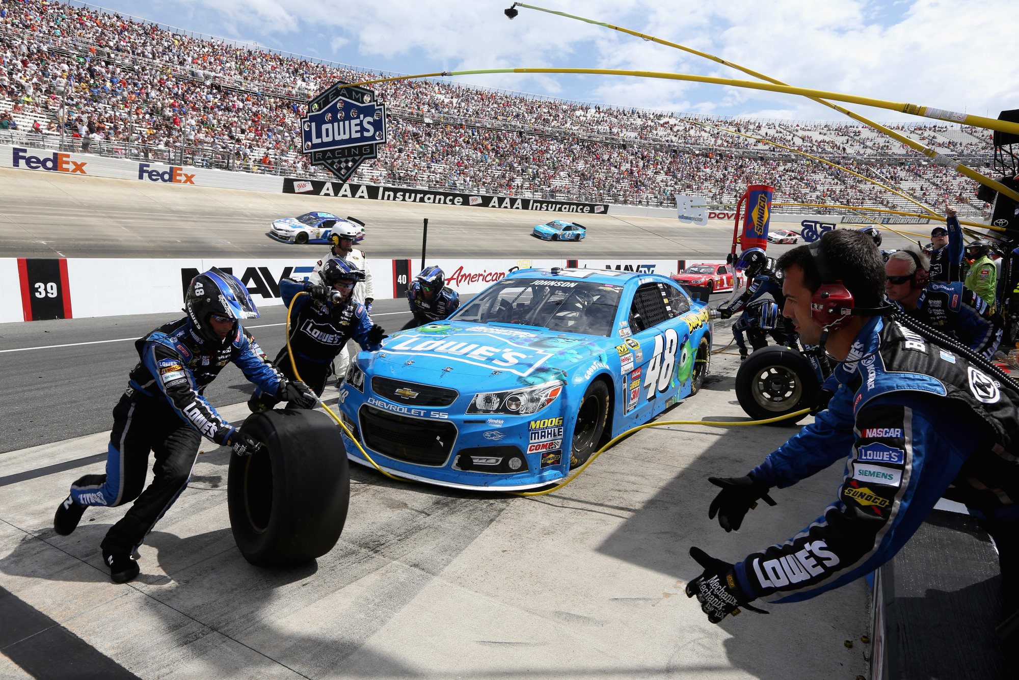 Jimmie-Johnson-pit-stop-NASCAR-Fed-Ex-Autism-Speaks-400