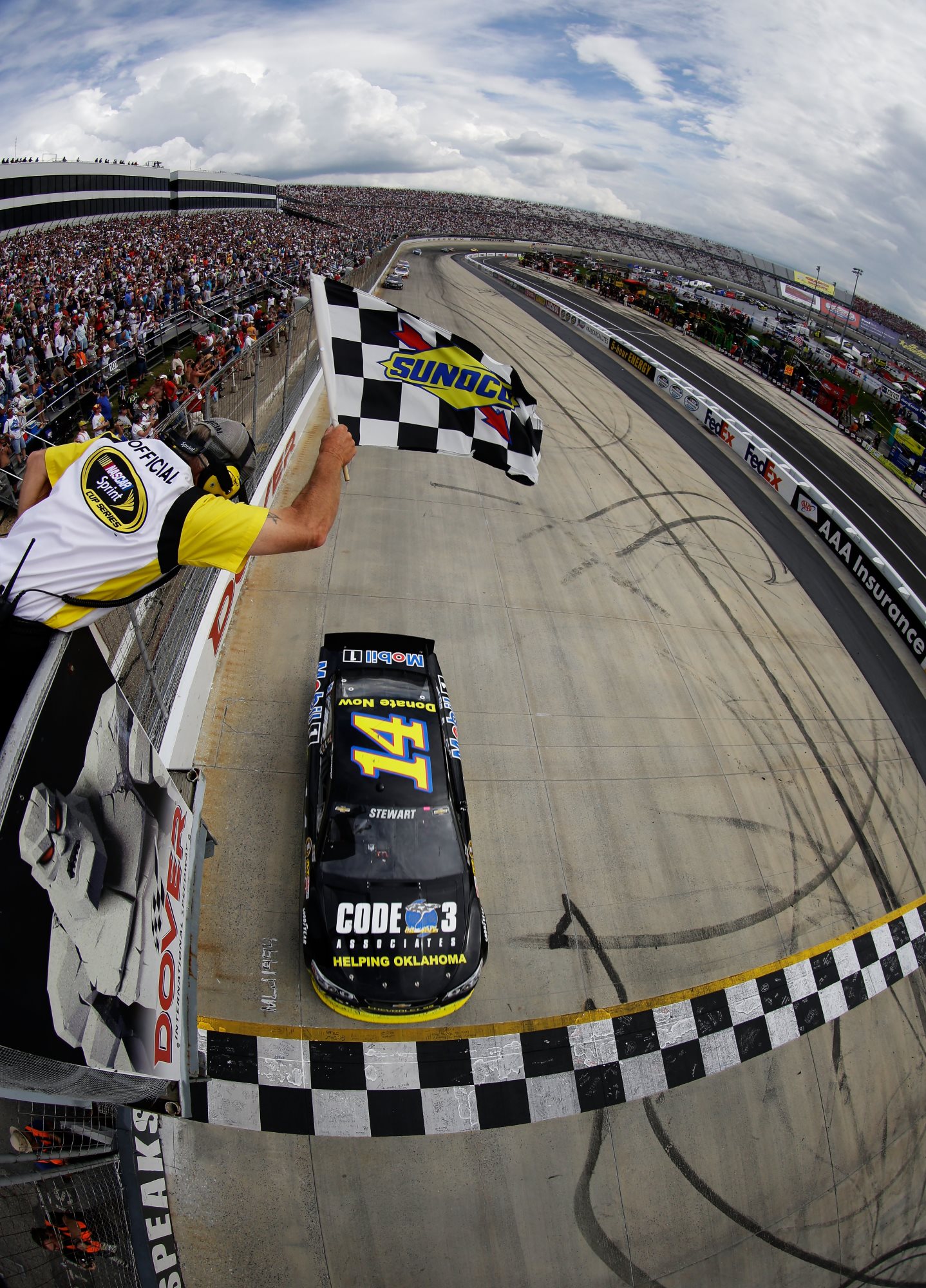 Tony-Stewart-checkered-flag-Dover-NASCAR-Fed-Ex-Autism-Speaks-400