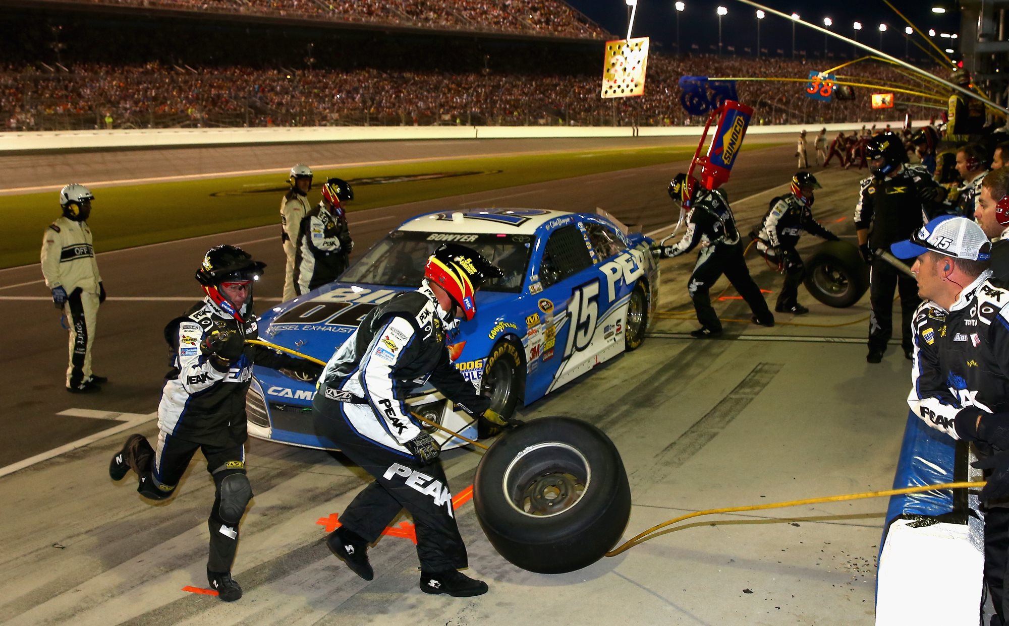Clint_Bowyer_Pit_Stop_070613_Daytona