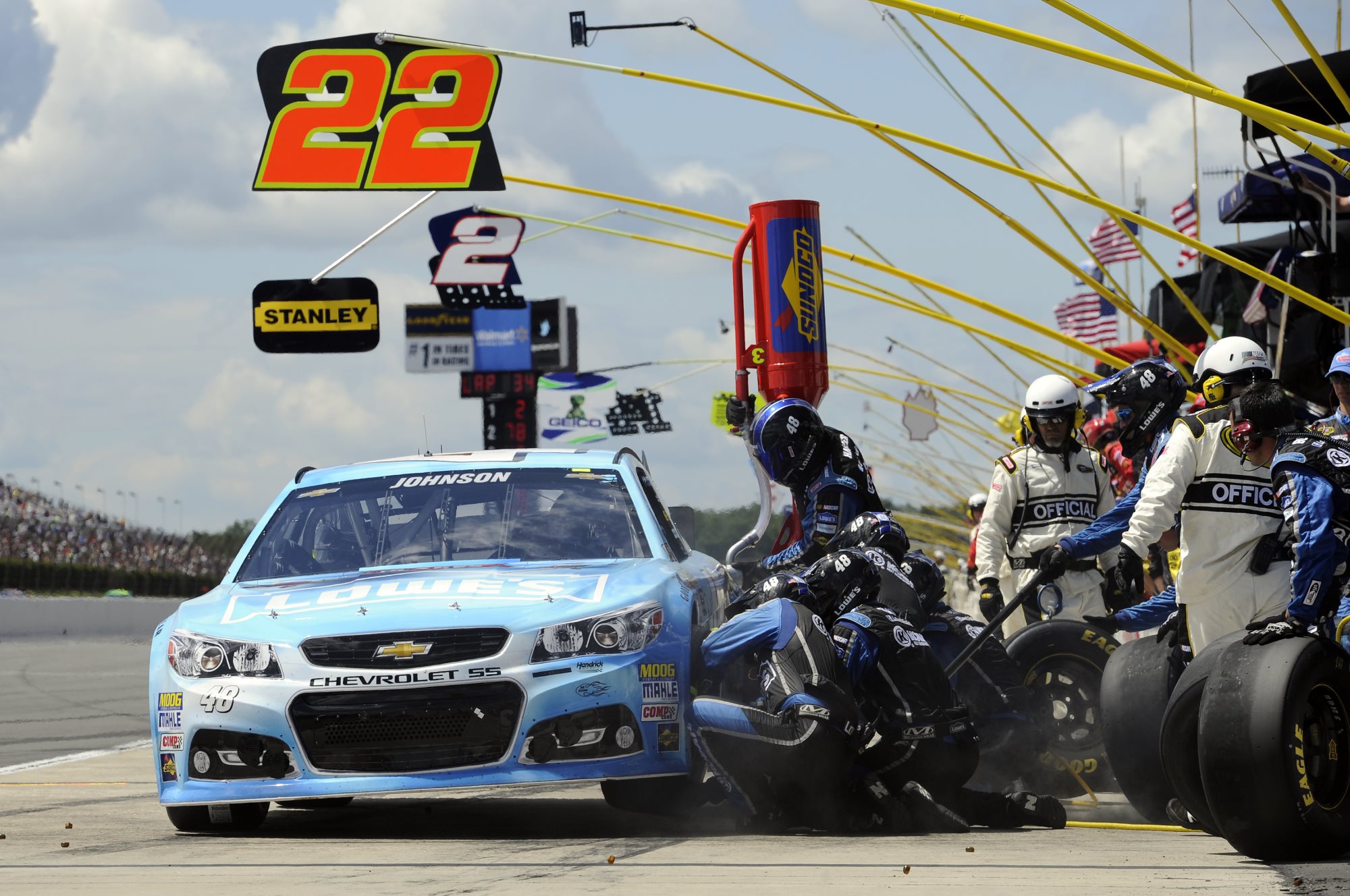 Jimmie-Johnson-pit-stop-NASCAR-Sprint-Cup-Series-Pocono-GoBowling400