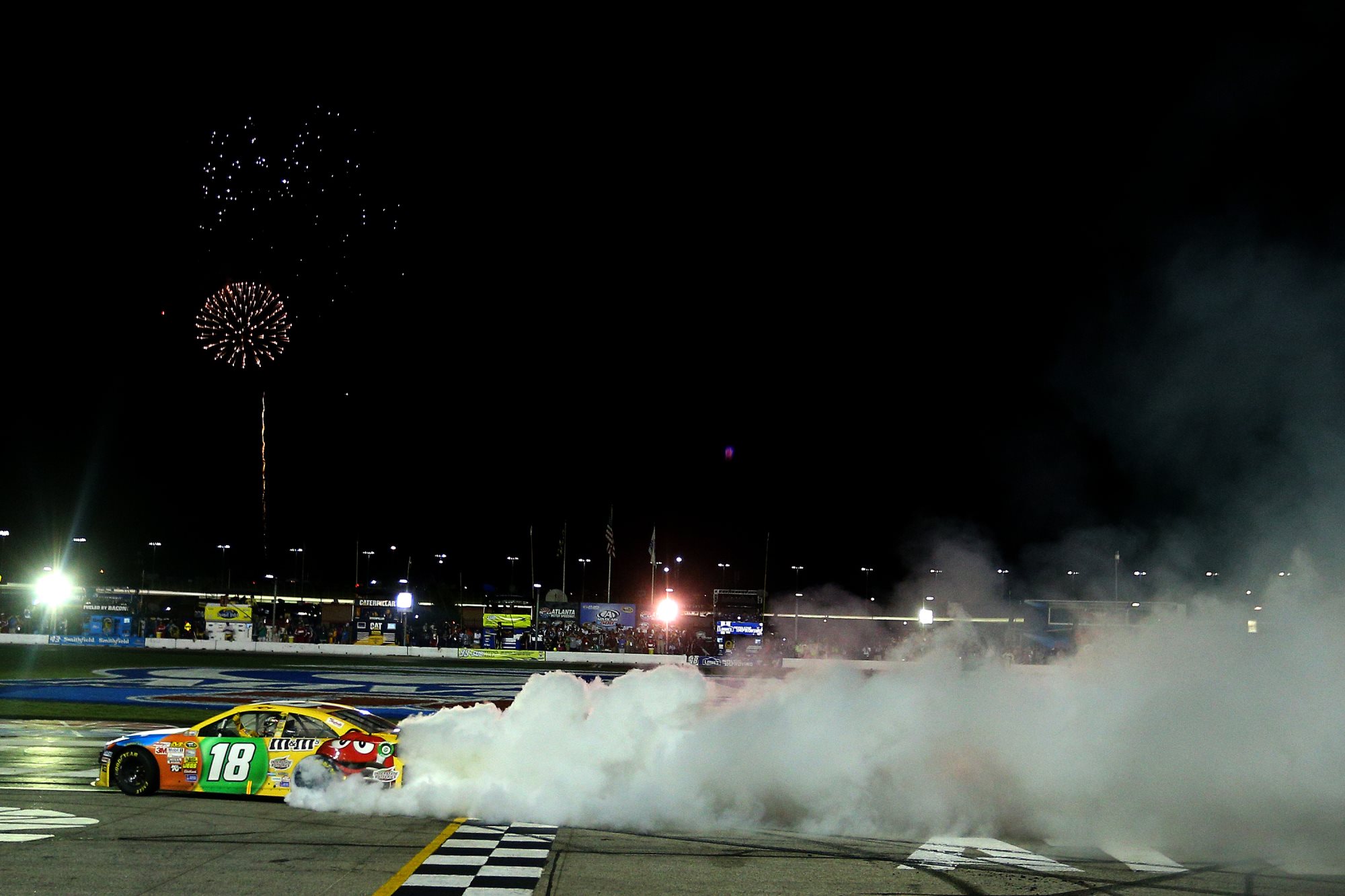 NASCAR_NSCS_Kyle_Busch_Burnout_ATL_9113