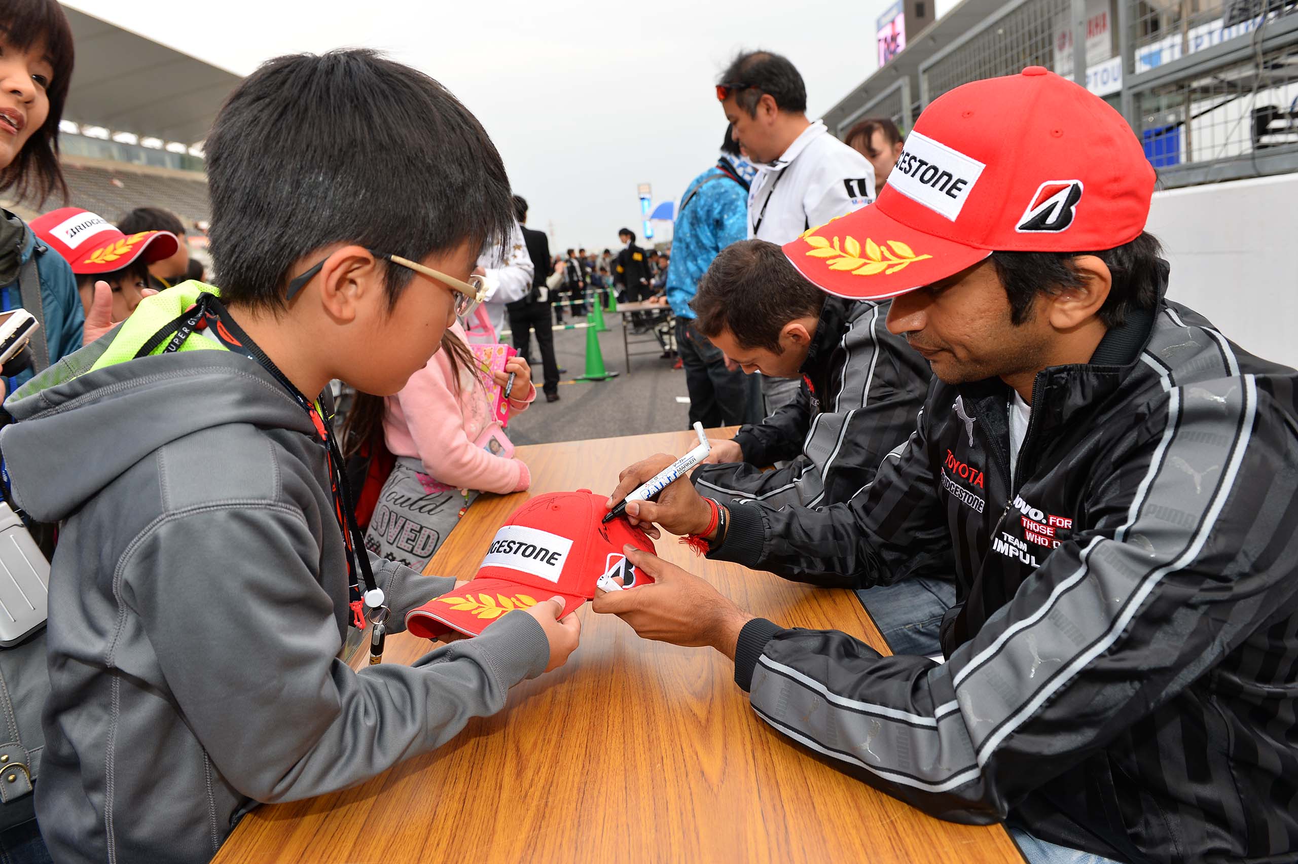 Super Formula Suzuka 2014 Kids Walk Narain Karthikeyan Joao Paulo de Oliveira