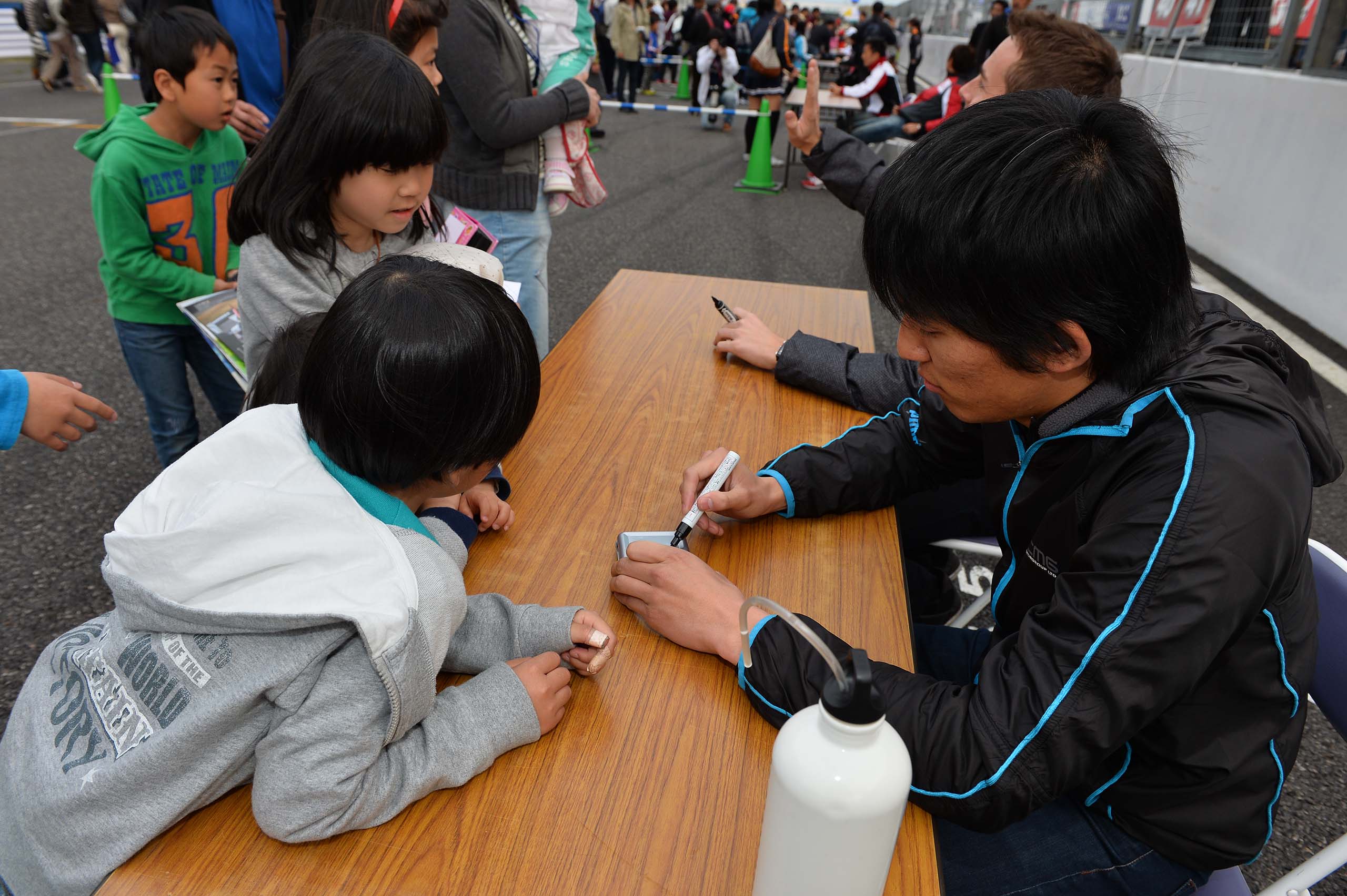 Super Formula Suzuka 2014 Kids Walk Yuichi Nakayama James Rossiter