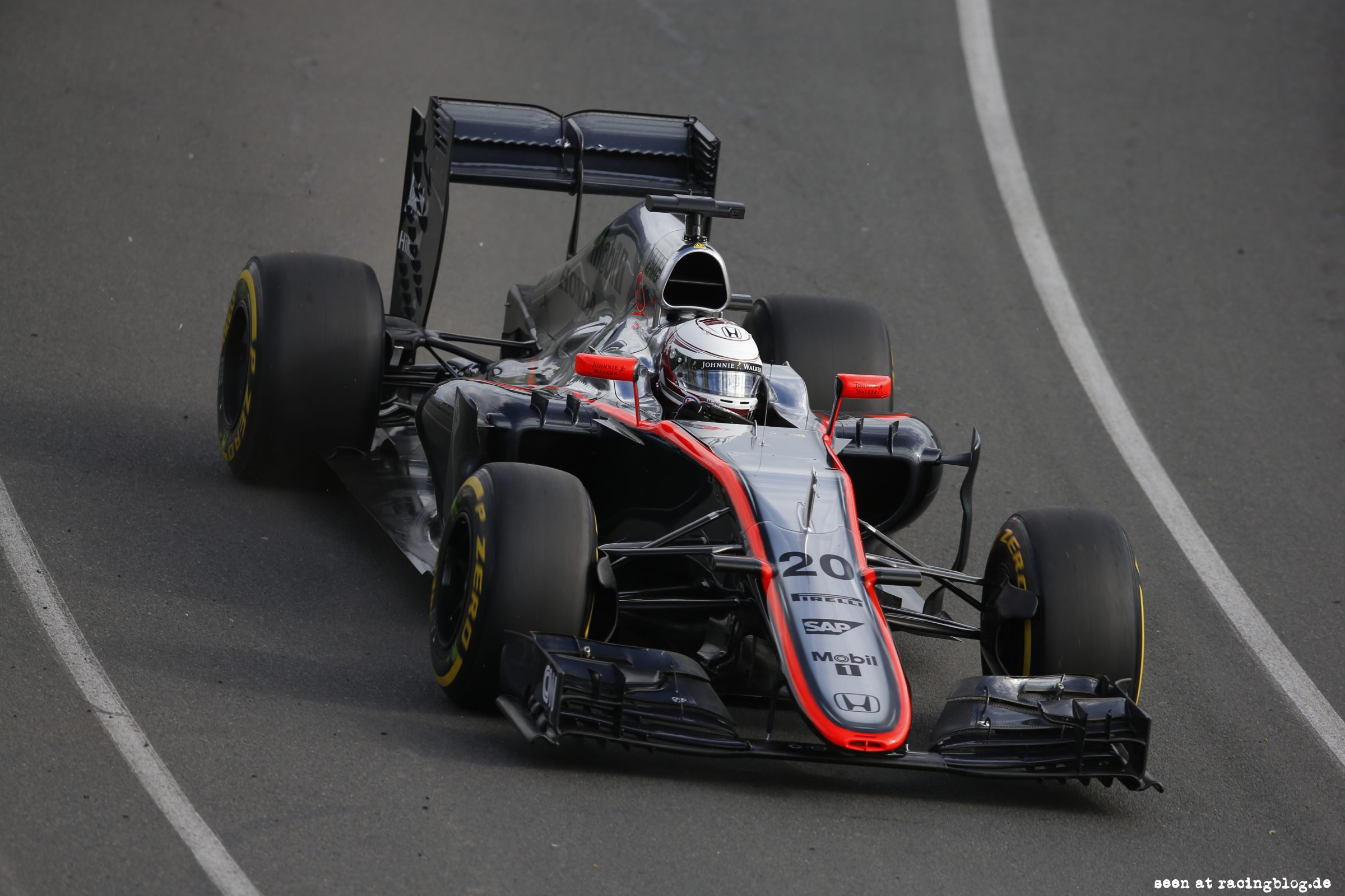 Kevin Magnussen on track. Formel Eins Australien 2015