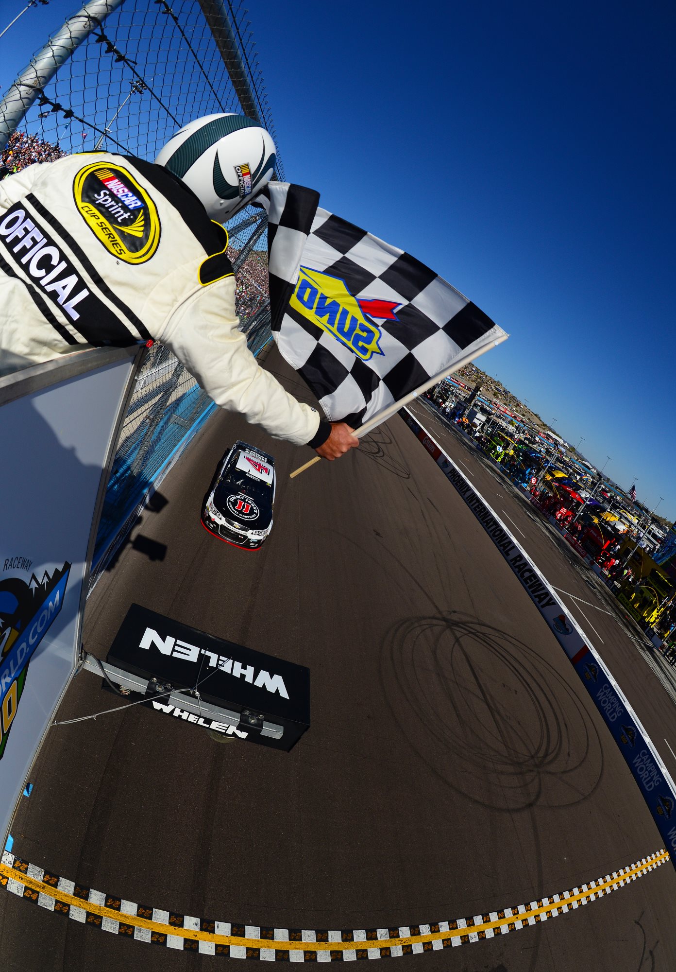 Phoenix_NSCS_Harvick_CheckeredFlag_031515