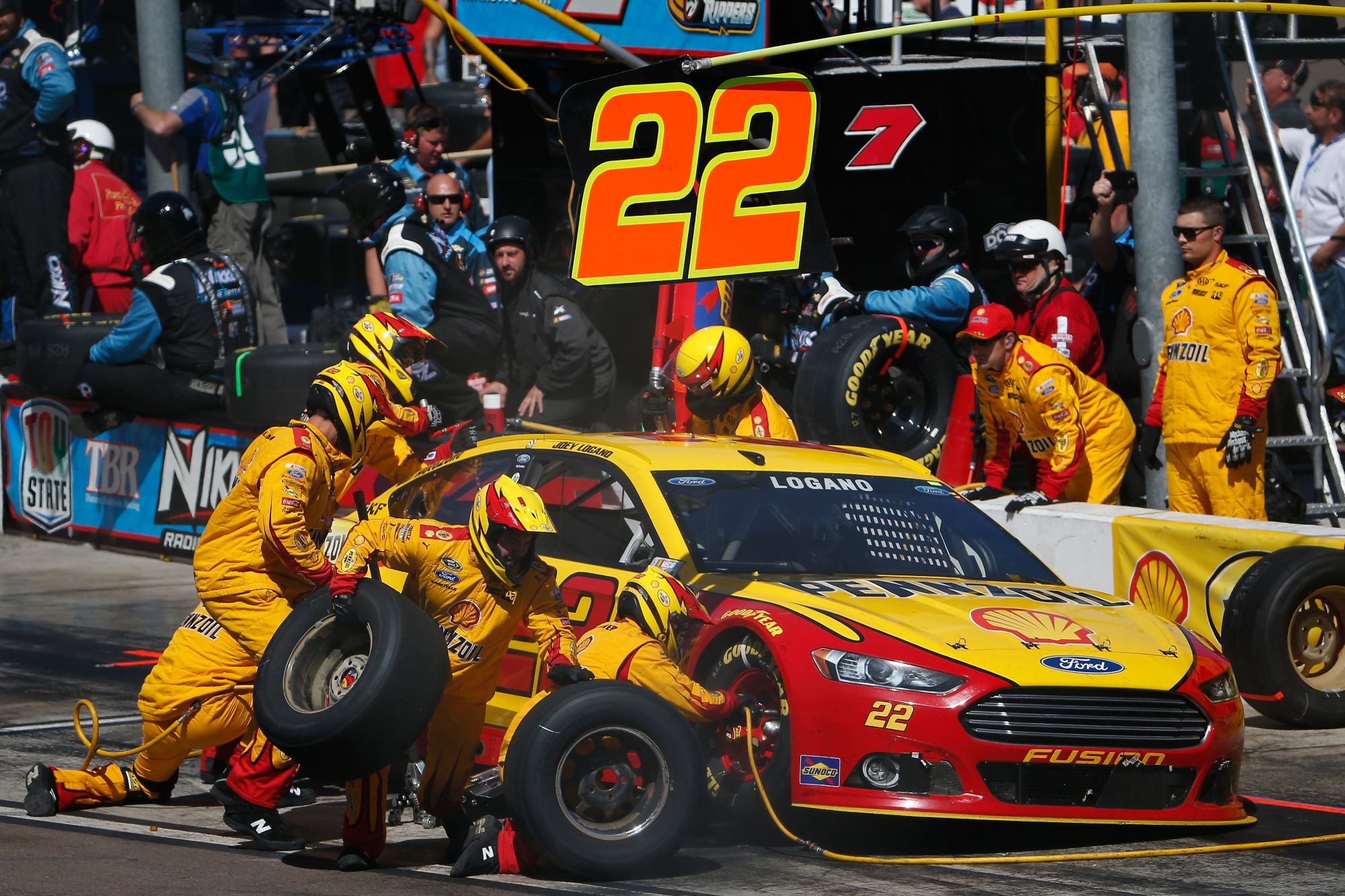 Phoenix_NSCS_Logano_PitStop_031515
