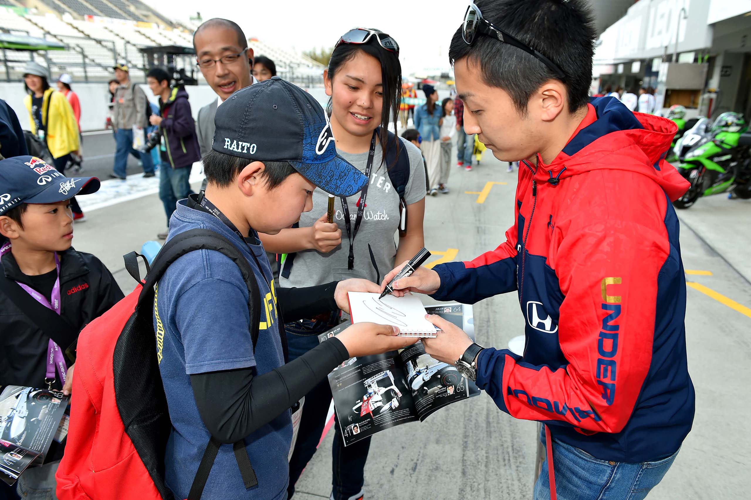 Super Formula Suzuka 2015 Tomoki Nojiri Kids Walk