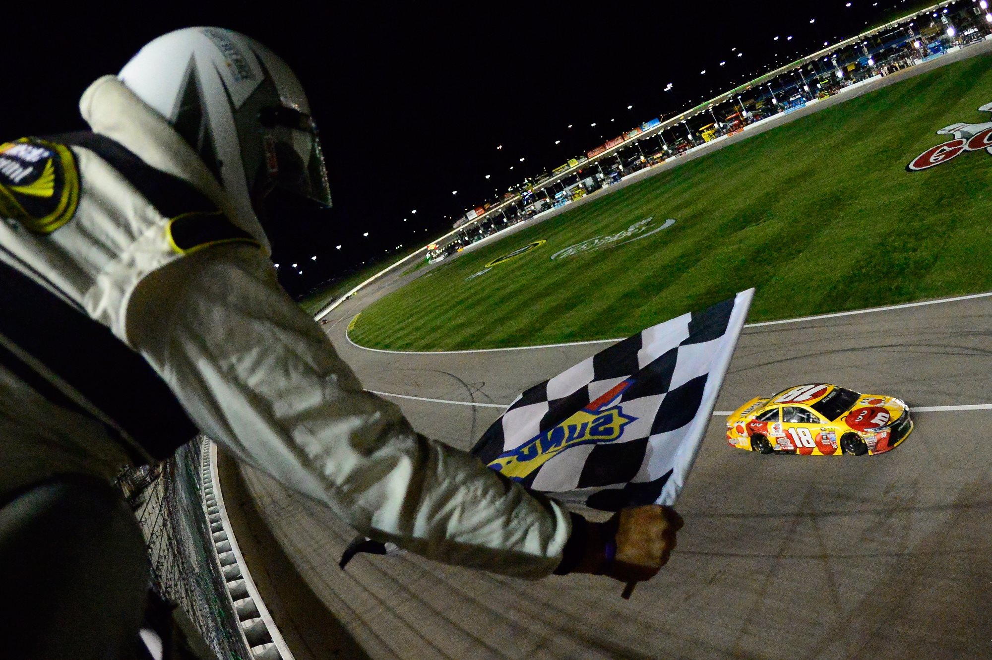 KS_NSCS_KyBusch_CheckeredFlag_050716