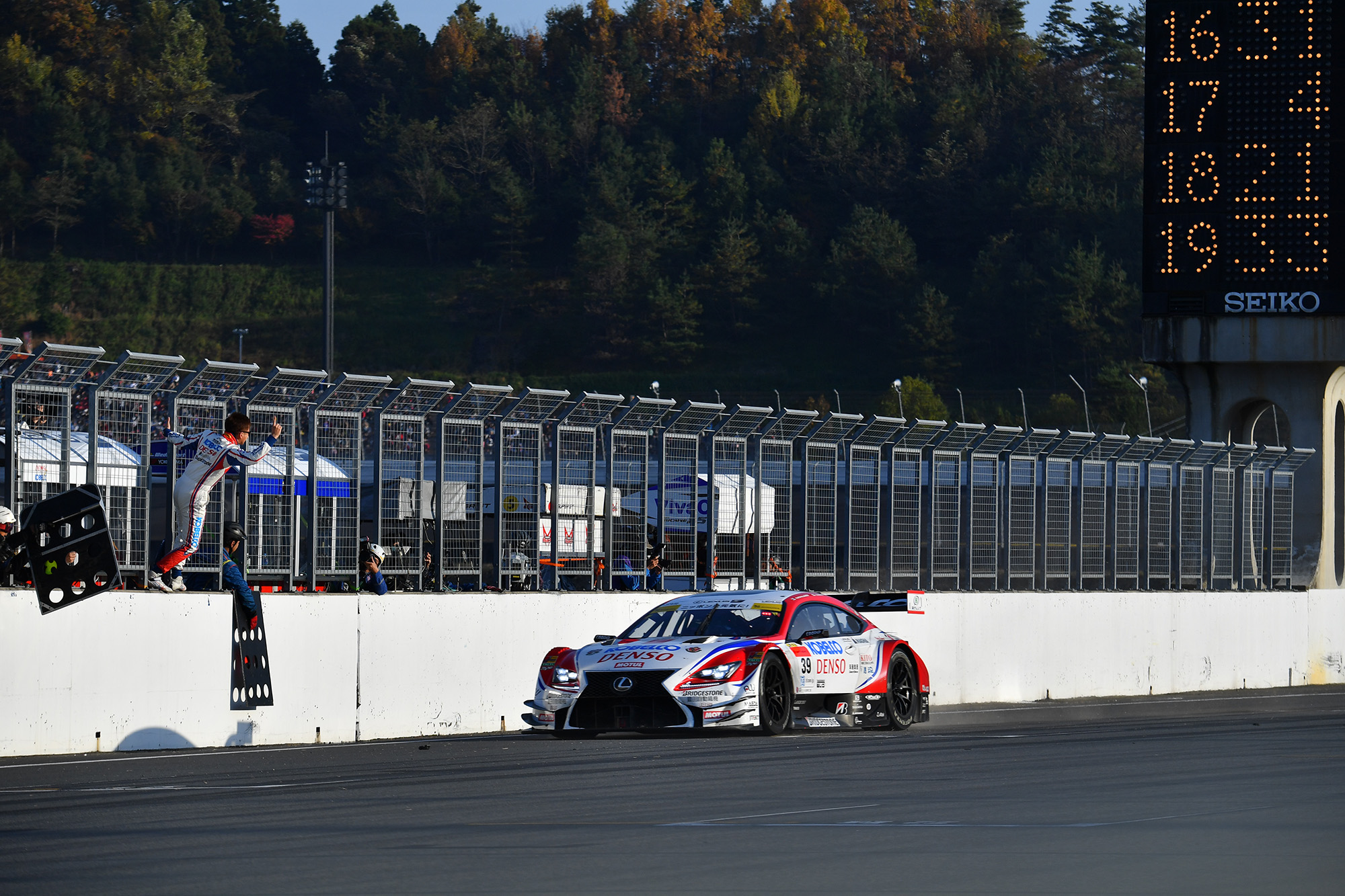 super-gt-motegi-2016-gt500-goal-round-8-denso-kobelco-sard-rc-f