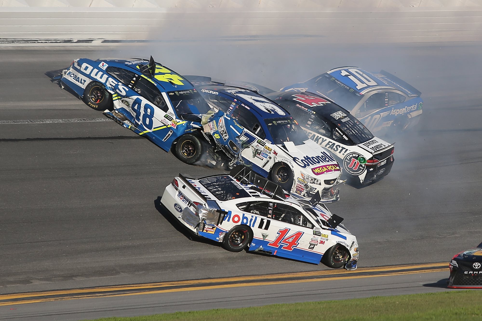 DIS_MENCS_Johnson_Patrick_Harvick_Crash_022617