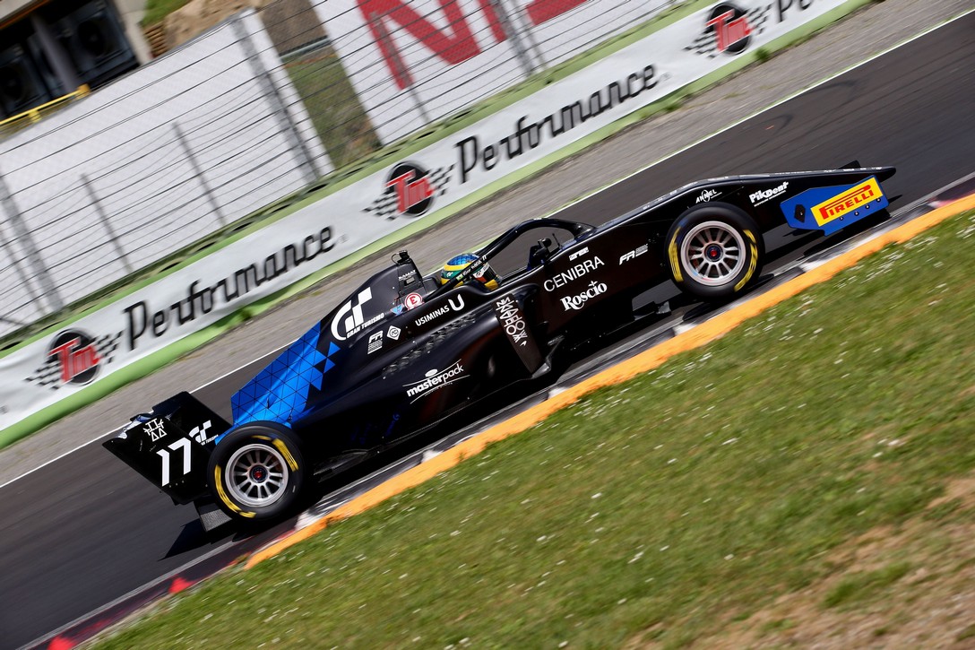 Igor Fraga (DR Formula,F3 Tatuus 318 A.R. #17)