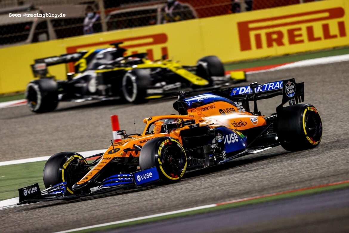 Carlos Sainz, McLaren MCL35, leads Daniel Ricciardo, Renault R.S.20