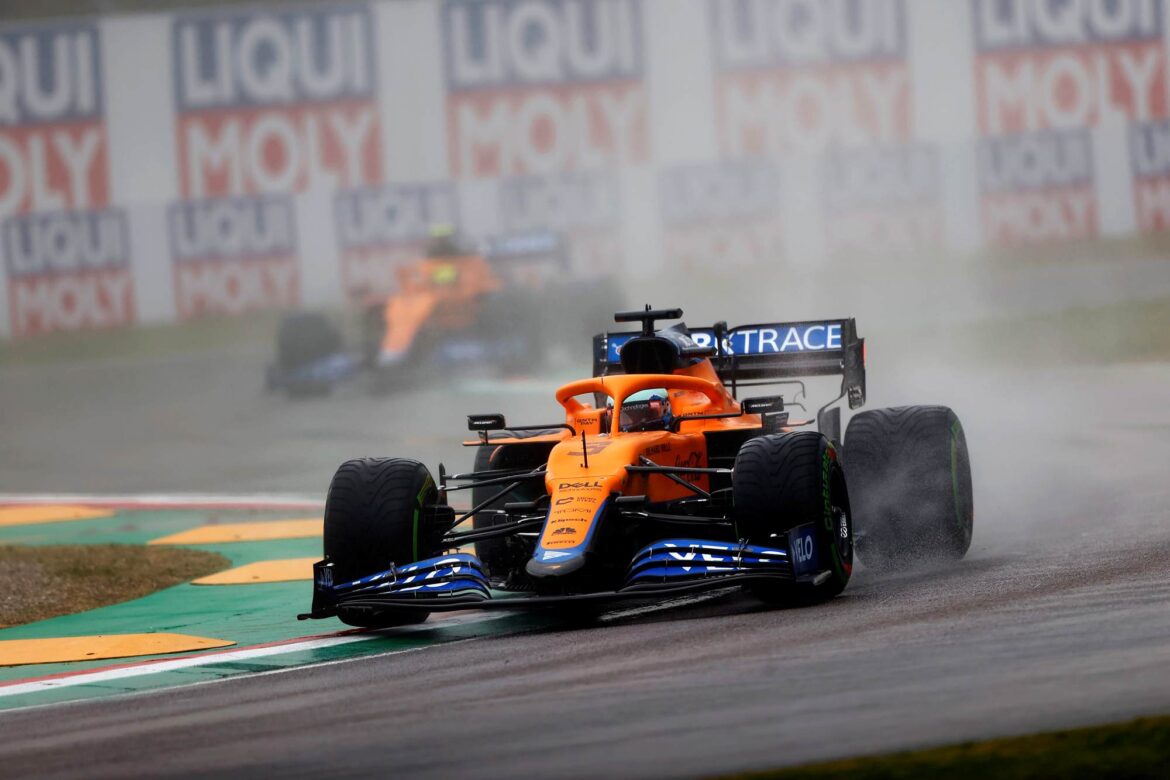 Daniel Ricciardo, McLaren MCL35M car on turn