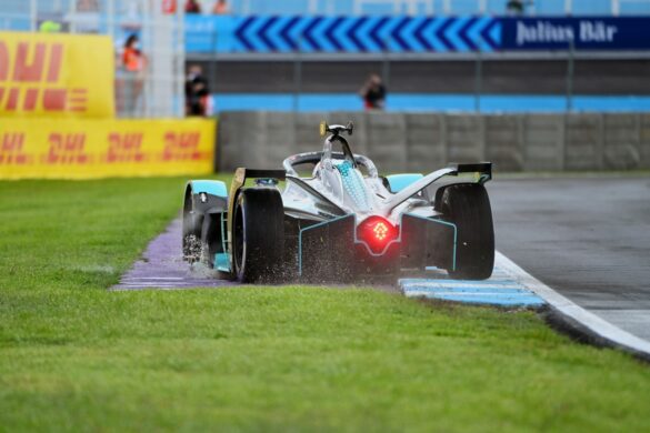 Sam Bird (GBR), Jaguar Racing, Jaguar I-TYPE 5, runs wide