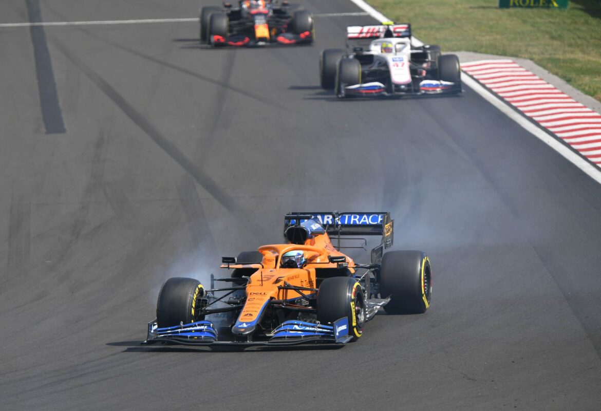 Daniel Ricciardo, McLaren MCL35M enetring corner