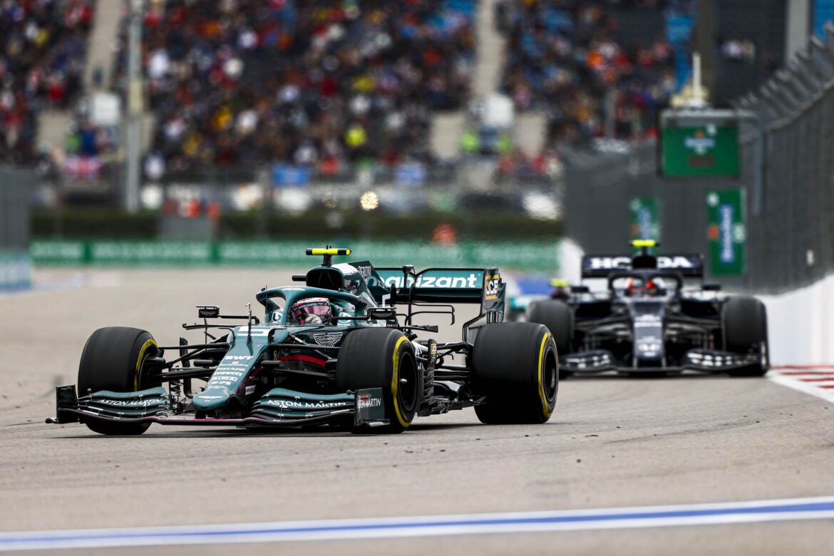 Sebastian Vettel, Aston Martin AMR21, leads Pierre Gasly, AlphaTauri AT02