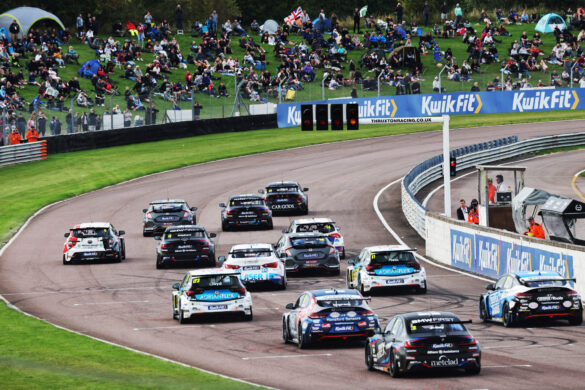 Start of Race 3, Adam Morgan (GBR) – Ciceley Motorsport BMW 330i M Sport leads