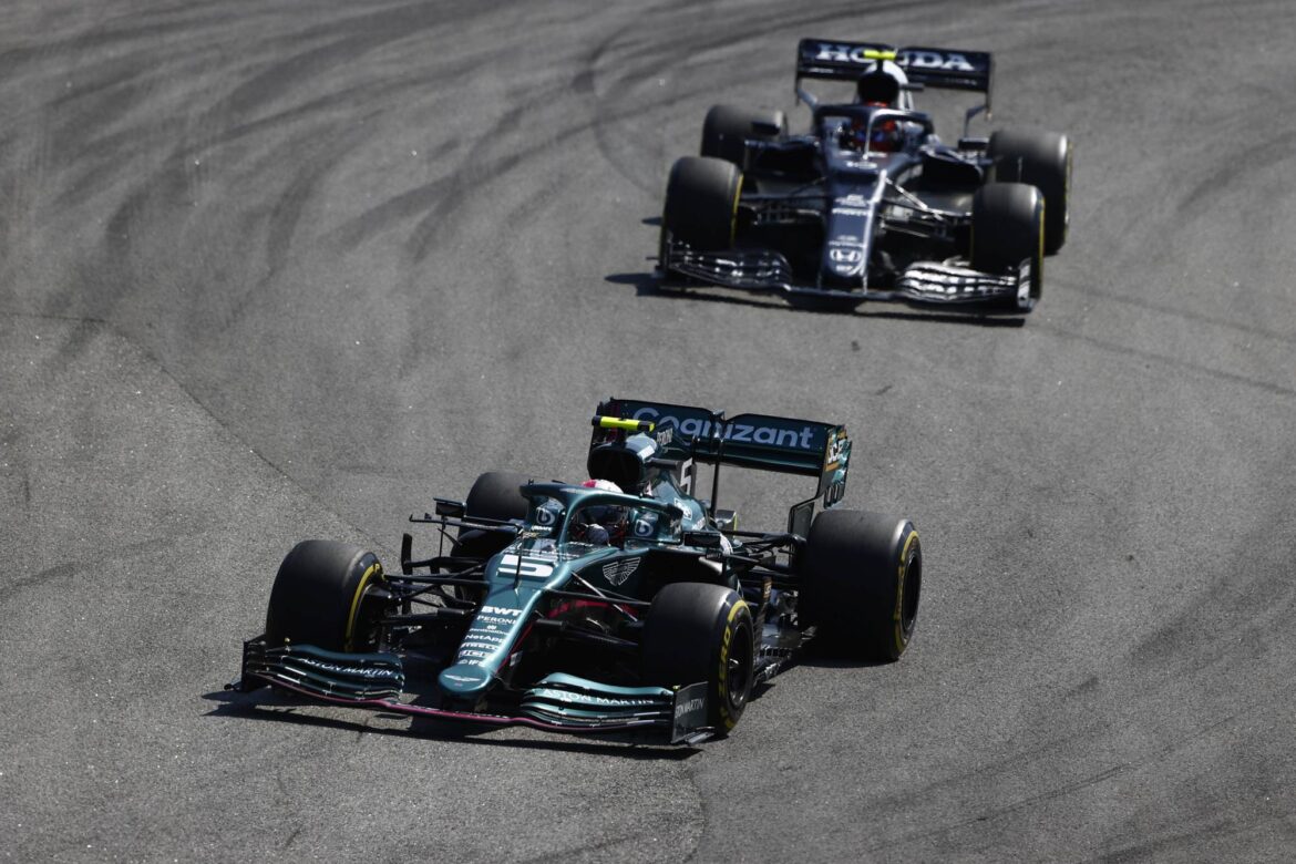 Sebastian Vettel, Aston Martin AMR21, leads Pierre Gasly, AlphaTauri AT02