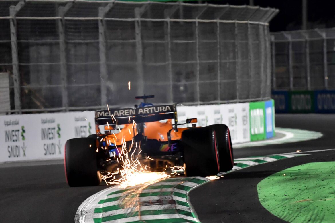 Daniel Ricciardo, McLaren MCL35M from rear