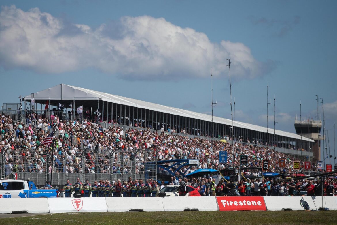 Fans – Firestone Grand Prix of St_ Petersburg_Large Image Without Watermark_m52308