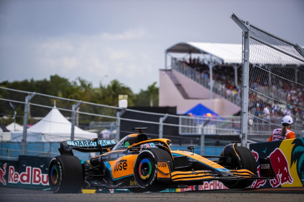 Daniel Ricciardo, McLaren MCL36 entering corner