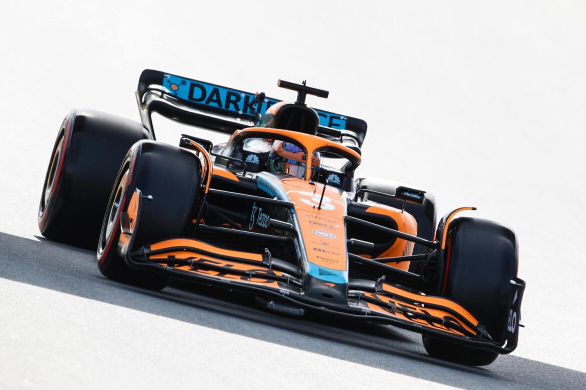 Daniel Ricciardo, McLaren MCL36, under a bridge
