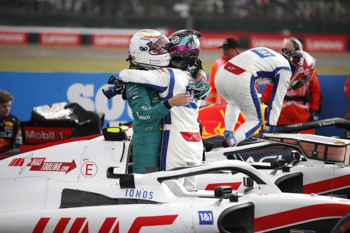 Sebastian Vettel, Aston Martin AMR22 embraces Mick Schumacher, Haas VF-22