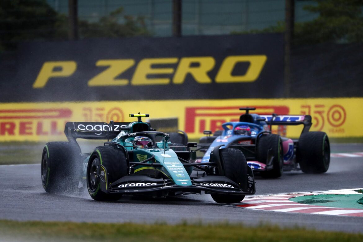 Sebastian Vettel, Aston Martin AMR22, leads Fernando Alonso, Alpine A522