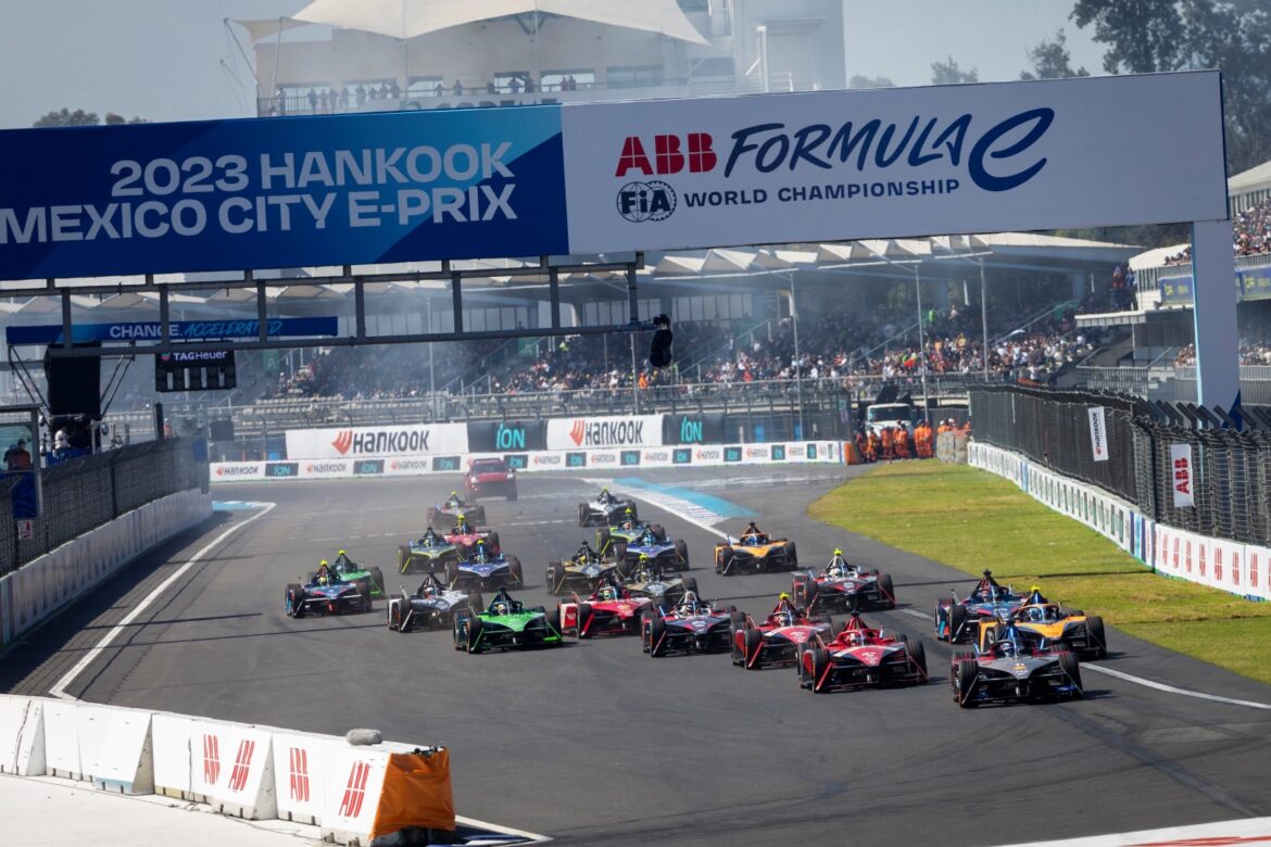 Lucas di Grassi, Mahindra Racing, Mahindra M9Electroleads the pack.start