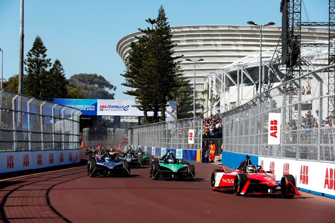 Sacha Fenestraz, Nissan Formula E Team, Nissan e-4ORCE 04leads at the start