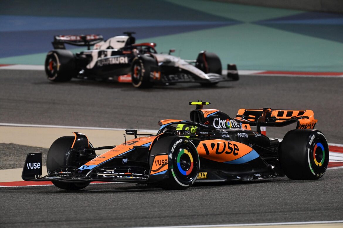 Lando Norris, McLaren MCL60, leads Nyck de Vries, AlphaTauri AT04