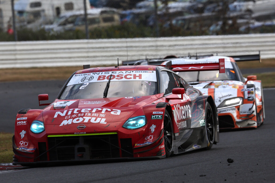 SUPER GT Autopolis 2023 Niterra Motul Z au TOM’S GR Supra Battle